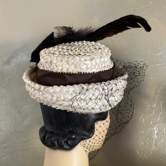 ELEGANT 1960S\' OFF-WHITE STRAW HAT WITH BROWN FEATHER TRIM + VEIL main image 4